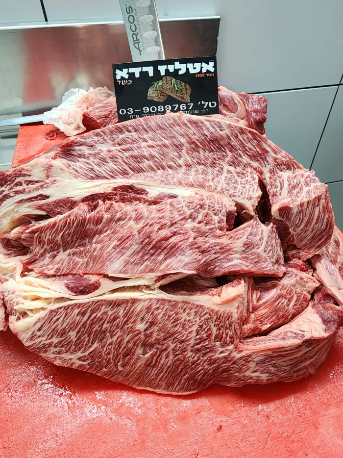 נתחי בקר טריים באטליז רדא